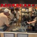 Χάος στη Γαλλία για έναν ανεμιστήρα: Ξύλο, πανικός και αστυνομία σε σουπερμάρκετ πριν από τον καύσωνα
