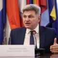 Φαραντούρης σε Κατρίνη για την απόσπαση της συζύγου του: «Δεν θα γυρίσουν οι γυναίκες στην κουζίνα»