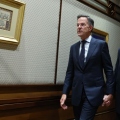 Χέρι - χέρι ο Τούρκος πρόεδρος Ρετζέπ Ταγίπ Ερντογάν με τον γενικό γραμματέα του ΝΑΤΟ Μαρκ Ρούτε στην Άγκυρα