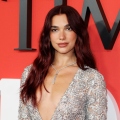 Αλβανία: Η Dua Lipa στηρίζει όσους διαδηλώνουν για το τουριστικό συγκρότημα της οικογένειας Τραμπ	
