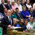 Ο Κιρ Στάρμερ χειροκροτήθηκε στη Βουλή την τελευταία του ημέρα ως πρωθυπουργός του Ηνωμένου Βασιλείου