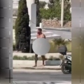Συνελήφθη γυμνός τουρίστας στη Μύκονο – Πόζαρε μπροστά στο άγαλμα του Καραμανλή στη Μύκονο