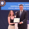 Ο Βασίλης Κικίλιας βράβευσε την ναυαγοσώστρια Σοφία Κασπίρη – Είχε σώσει 7 άτομα στην Κεφαλονιά