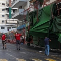 Σκαλωσιά πολυκατοικίας κατέρρευσε στον Πειραιά λόγω κακοκαιρίας - Βίντεο