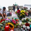 Βερολίνο: Χιλιάδες στην Πύλη του Βρανδεμβούργου μετά την αιματηρή επίθεση στο Pride