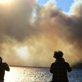 Πυρκαγιές: Εντυπωσιακά πλάνα από ελικόπτερο και drones πάνω από τα μέτωπα