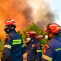 Η φωτιά πολιορκεί Κρύο Πηγάδι και Άγιο Νεκτάριο – Μεγάλο μέτωπο και στο Κανδήλι Μεγάρων