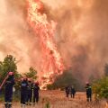 Μάχη με τη φωτιά στις εστίες της Δυτικής Αττικής: Ανεξέλεγκτη η φωτιά στο Κανδήλι - Πάνω από 500 πυροσβέστες στα μέτωπα