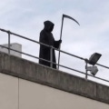 Απίστευτο σκηνικό στην Ουαλία: Άνδρας συνελήφθη επειδή ντύθηκε Χάρος και ανέβηκε σε σκεπή νοσοκομείου