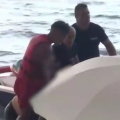 Χαλκιδική: Η στιγμή που ναυαγοσώστης σώζει πυροσβέστη που έχασε τις αισθήσεις του στη θάλασσα