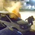 Η στιγμή της απόπειρας εμπρησμού αυτοκινήτων στην Κόρινθο - Αναζητείται ο δράστης