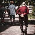 Συνταξιούχος περπατά σε πάρκο