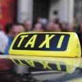 Συνελήφθη οδηγός ταξί που κατηγορείται ότι απέσπασε 600 ευρώ από τουρίστες με απειλή βίας