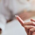 Έκανε ντους με φακούς επαφής και κινδυνεύει να χάσει την όρασή της