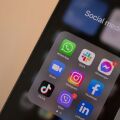 Financial Times/Pisa 2025: Τεχνητή Νοημοσύνη και social media γκρεμίζουν τις μαθητικές επιδόσεις