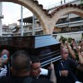 Γιώργος Μαζωνάκης: Με δάκρυα, χειροκροτήματα και φωνές υποδέχθηκαν τη σορό στη Νίκαια