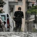 Βροχερός ο καιρός σήμερα με μικρή άνοδο της θερμοκρασίας – Ισχυροί άνεμοι στο Αιγαίο