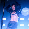 Charli XCX: Η πιο τολμηρή φωτογράφιση της καριέρας της