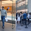 Ουρές έξω από το κατάστημα της Apple στο Σίδνεϊ για το πρώτο iPhone 18 της αγοράς