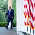 Με μηνύσεις κατά Τραμπ απαντάνε CNN, MSNow και Politico μετά τον αποκλεισμό τους από τον Λευκό Οίκο