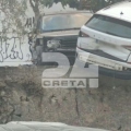 Χανιά: Τζιπ βρέθηκε να κρέμεται πάνω από πάρκινγκ μετά από τρελή πορεία - Παρέσυρε σταθμευμένα οχήματα