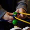 Παιδί ασχολείται με παιχνίδι στο δωμάτιό του