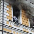 Συγκλονιστικές εικόνες στο Κίεβο: Πολίτες πηδούν από τα παράθυρα του φλεγόμενου κτιρίου της Εθνικής Ακαδημίας Επιστημών 