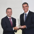 Ο Χάρης Δούκας απένειμε στον Σάντσεθ το Βραβείο Δημοκρατίας της Πόλης των Αθηνών 2026
