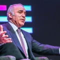 Ρωσία: Ο αυτοεξόριστος Γκάρι Κασπάροφ προειδοποιήθηκε ότι κινδυνεύει η ζωή του