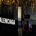 Balenciaga: Ο Πιερπάολο Πιτσόλι βάζει χρώμα και αφήνει πίσω τα chunky sneakers