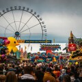 Oktoberfest: Δωρεάν κολάν στις γυναίκες για να αποφεύγεται το upskirting σε δημοφιλές παιχνίδι