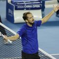 Μεντβέντεφ: Αποβλήθηκε κόντρα στον Τζόκοβιτς αφού χτύπησε θεατή στο μάτι