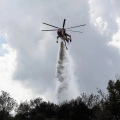 Φωτιά τώρα σε αποθήκες του Πολεμικού Ναυτικού στον Μαραθώνα