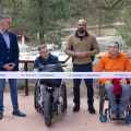 (2)  Στα εγκαίνια του Μονοπατιού Προσβασιμότητας, από αριστερά προς τα δεξιά: Πάνος Κωνσταντόπουλος, Πρόεδρος του Kaizen Foundation | Αλέξανδρος Ταξιλδάρης, Πρόεδρος του Συλλόγου Αναπήρων Ατόμων με κινητικά προβλήματα και Φίλων «ΠΕΡΠΑΤΩ» | Στέφανος Σιδηρόπουλος, Ιδρυτικό μέλος της Access To Nature | Κώστας Σιάχος, Πρόεδρος του Πανελλήνιου Αθλητικού Συλλόγου Κινητικά Αναπήρων και της Εθνικής Αθλητικής Ομοσπονδίας Ατόμων με Αναπηρία