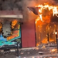 Γαλλία: Καταστηματάρχες εξοπλίζονται, ενώ άλλοι αρνούνται να πιστέψουν ότι το χάος θα επαναληφθεί 