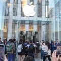 Ουρές έξω από καταστήματα Apple Store για το νέο iPhone Duo 