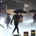 Κακοκαιρία στην Αττική: Δρόμοι ποτάμια σε Μάνδρα και Γλυφάδα, πού βρέχει τώρα, βίντεο