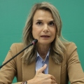 Μιλένα Αποστολάκη: Σε άτακτη φυγή η κυβέρνηση, αναγκάστηκε να αποσύρει το προκλητικό άρθρο 23 υπέρ των τραπεζών και των services