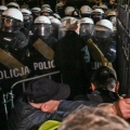 Πολωνία- πολιτική κρίση: Ο πρόεδρος του Συνταγματικού Δικαστηρίου απομακρύνθηκε, η αστυνομία αναπτύχθηκε