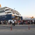 ΑΝΑΧΩΡΟΥΝ ΓΙΑ ΤΑ ΝΗΣΙΑ ΟΙ ΑΔΕΙΟΥΧΟΙ ΤΟΥ ΔΕΚΑΠΕΝΤΑΥΓΟΥΣΤΟΥ ΑΠΟ ΤΟ ΛΙΜΑΝΙ ΤΟΥ ΠΕΙΡΑΙΑ