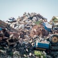 Πέταξε κατά λάθος ένα δαχτυλίδι 100 ετών – Ο άνδρας της έψαξε έναν ολόκληρο τόνο σκουπιδιών