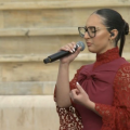Η Κλαυδία τραγούδησε την  «Αστερομάτα» στο Καλλιμάρμαρο στην τελετή παράδοσης της Ολυμπιακής Φλόγας