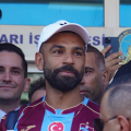 Σαλάχ: Υποδοχή...σούπερ σταρ στην Τουρκία - Κατέκλυσαν το αεροδρόμιο οι φίλαθλοι της Τράμπζονσπορ