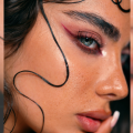 Μακιγιάζ: Το κόκκινο eyeliner αρχίζει να γίνεται κανονική τάση