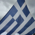 28η Οκτωβρίου: Υψώθηκε υπό βροχή η μεγάλη ελληνική σημαία στη Χίο