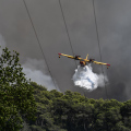Πυροσβεστικό αεροπλάνο επιχειρεί σε φωτιά