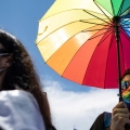 Μέλη της ΛΟΑΤΚΙ κοινότητας κατά τη διάρκεια διαδήλωσης στην Κωνσταντινούπολη