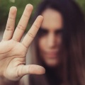Γυναίκα κρύβει το πρόσωπό της