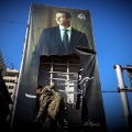 συριος σχιζει αφισα του Άσαντ