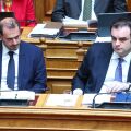 O υπουργός Εθνικής Οικονομίας και Οικονομικών Κυριάκος Πιερρακάκης, μαζί με τον υφυπουργό Γιώργο Κώτσηρα, στα υπουργικά έδρανα της Βουλής, κατά τη συζήτηση του νομοσχεδίου